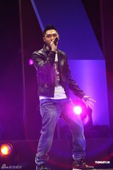 组图：毛宁林忆莲领衔音乐会 《你是我的眼》秀歌技