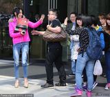 组图：张柏芝靓丽现身上海 获粉丝赠礼面如桃花