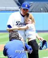 组图：少女时代宋承宪等捧场美国职业棒球比赛