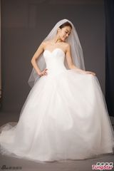 组图：容祖儿首披婚纱兴奋 直言这是最美的时刻