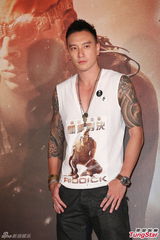 组图：王阳明秀健硕肌肉 不排斥全裸拍片