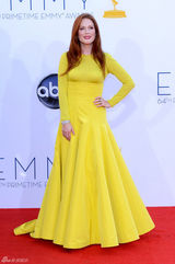 组图：朱丽安-摩尔柠檬色长裙亮相上围丰满