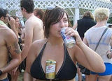 组图：美女示范胸部用法大全 能当枕头能夹啤酒