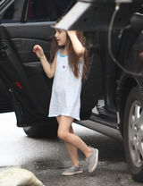 高清组图：4岁小苏瑞片场探望妈妈 衣着单薄