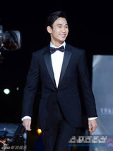组图：韩星金秀贤亮相大钟红毯 获封雕刻美男