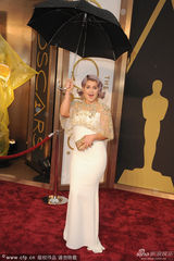 组图：电视红人凯莉-奥斯本举伞捂腹笑不停