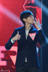 组图：严禹豪酷似李敏镐顺利晋级 生活照阳光