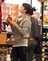 组图：贾斯汀-比伯和女友赛琳娜戈麦斯超市购物
