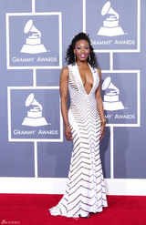 高清图：格莱美音乐奖红毯 Hettie Barnhill深V装