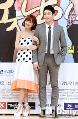 组图：韩星姜素拉裸色裙宣传《窝囊废警报》