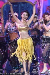 组图：美女主持爆乳装拼性感 柳岩带伤上阵跌倒