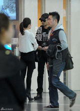 组图：张涵予机场与白衣美女谈笑拥抱