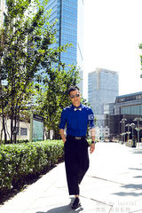 明星爱街拍：何晟铭烈日耍酷要帅要Fashion