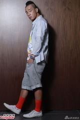 组图：陈小春录歌黎明监场 与卫兰惺惺相惜