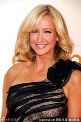 组图：艾美奖红毯 劳拉-斯宾塞立花蕾丝裙高贵典雅