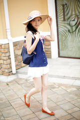 组图：毛晓彤街拍夏日蓝色系搭配清爽