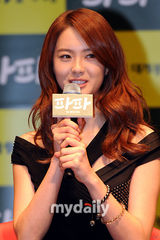 组图：高雅罗宣传新片《爸爸》黑礼裙性感优雅