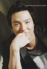 幻灯图：朴龙河生前帅气写真 阳光笑容温暖众人