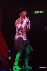 高清组图：许志安香港性感开唱 郑秀文现身不许求婚