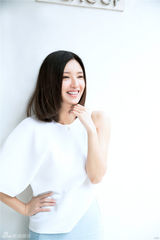 组图：傅晶夏日纯白写真 展清新素雅气质