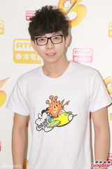 组图：胡夏渴望演赛车手 郑欣宜否认与老外激吻