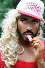 组图：俄男模疯狂模仿麻辣鸡 变粉红金刚引吐槽