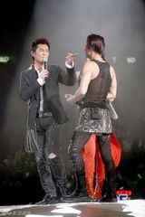 组图：草蜢举办成军25周年演唱会 古天乐站台捧场 