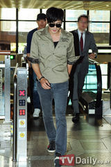 组图：张东健休闲装亮相机场亲和力十足