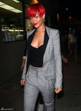 高清组图：蕾哈娜红发西装亮相 弯腰泄春光