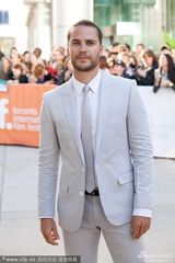 组图：《伟大诱惑》首映芭拉班大秀美背