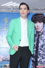 组图：萧敬腾亮相任招募大使 绿色小西装抢镜