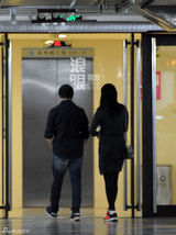 组图：姚晨挺大肚用餐 老公曹郁细心呵护