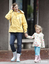 幻灯：詹妮弗-加纳母女雨衣亲子装 秀浓浓母爱