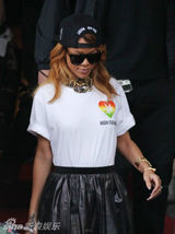 组图：蕾哈娜黑短裙秀美腿 大方邀歌迷车内合影