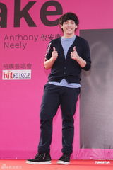 组图：倪安东陈汉典领军面包魂大队 街头发红包造势