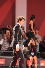 组图：电影《萨尔》首映 男演员Val Lauren大玩自拍