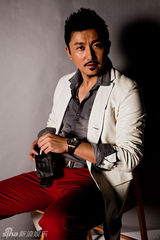 组图：涂松岩海量帅气私搭照多样造型