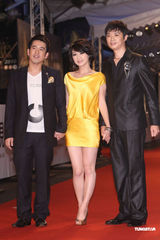 组图：45届金钟奖红毯--游诗璟鹅黄短裙凸显小翘臀