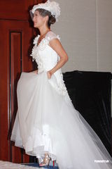 组图：谢婷婷着奢华婚纱 希望年年穿嫁衣