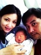 组图：连凯荣升当爸爸 妻子美国剖腹诞6斤重男婴