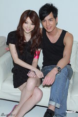 组图：《喜爱夜蒲》拍海报 何佩瑜展酥胸抢风头