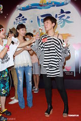 组图：新剧《爱.回家》宣传 众星现场互喂雪糕