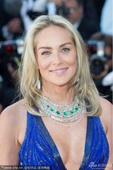 组图：莎朗斯通不服老 深V长裙袒露八字奶