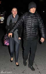 高清组图：奥兰多-布鲁姆秀恩爱 精灵王子护大肚娇妻