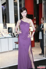 组图：李嘉欣否认婆媳不和 正狂练人鱼线