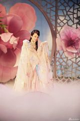 组图：汤灿化身莲花仙子 窈窕身姿美目传情