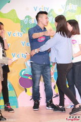 组图：朴宰范呼吁歌迷为海难祈祷 不知尼坤恋情