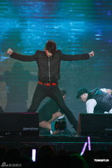 组图：吴建豪音乐会秀绘画才艺 调侃自己眼睛小