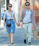 组图：凯拉-奈特利和未婚夫街头热吻