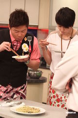 组图：梁咏琪婚后厨艺涨 自曝为老公学包饺子